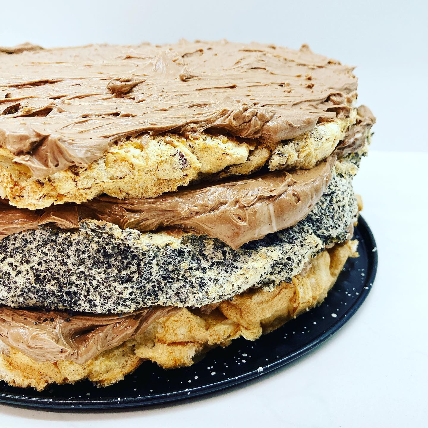 Będzie tort 😃
Blaty z białek i maku/migdałów/orzechów laskowych. 
Całość przełożona maślanym kremem czekoladowym 😍 
Przepyszny tort makaronikowy zagości jutro na stole.
Czeka jeszcze na wykończenie 😉

#przepisy_bullio #foodblogger #blogerkakulinarna #ciasto #tort #ciastozkremem #yummy #ciasta #pyszne